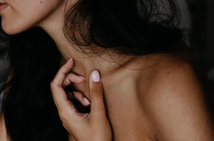 Ilustrasi leher (Pexels/KristinaPaukshtite)