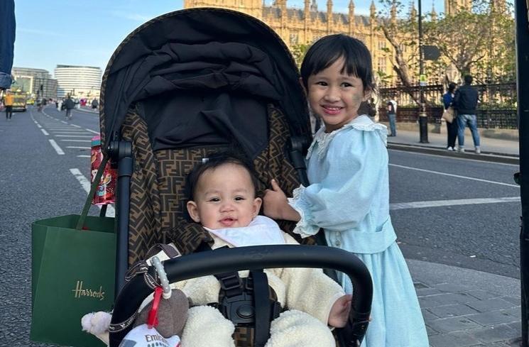 Potret Keluarga Kartika Putri Liburan di London (instagram/@kartikaputriworld)