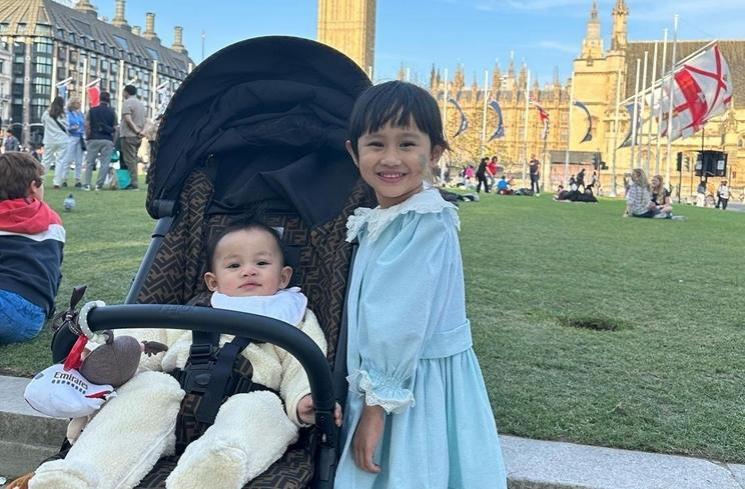Potret Keluarga Kartika Putri Liburan di London (instagram/@kartikaputriworld)