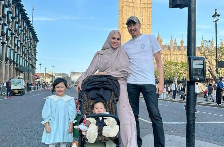 Potret Keluarga Kartika Putri Liburan di London (instagram/@kartikaputriworld)