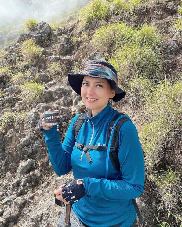 Potret Ira Winowo Mendaki Gunung Rinjani(Instagram/@irawbw) 