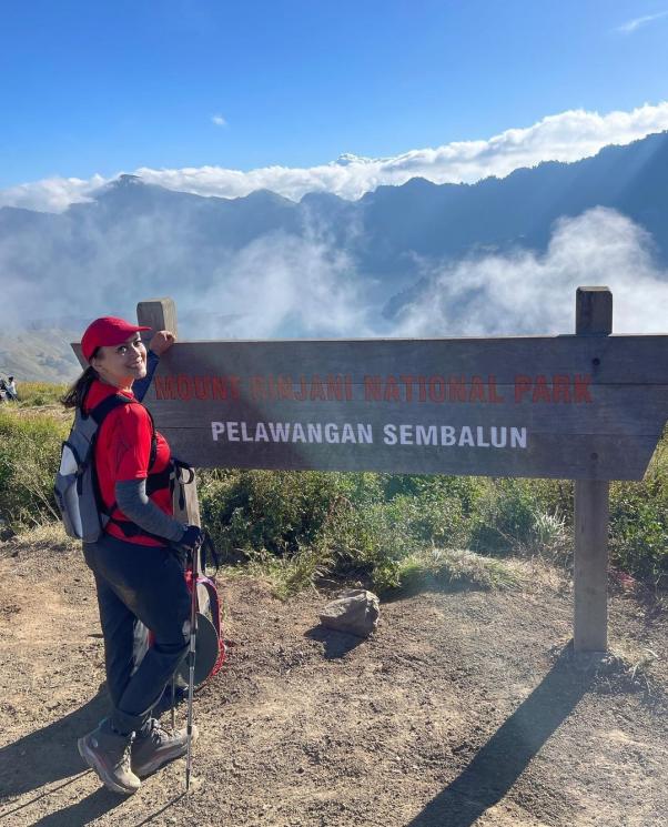 Potret Ira Winowo Mendaki Gunung Rinjani(Instagram/@irawbw) 