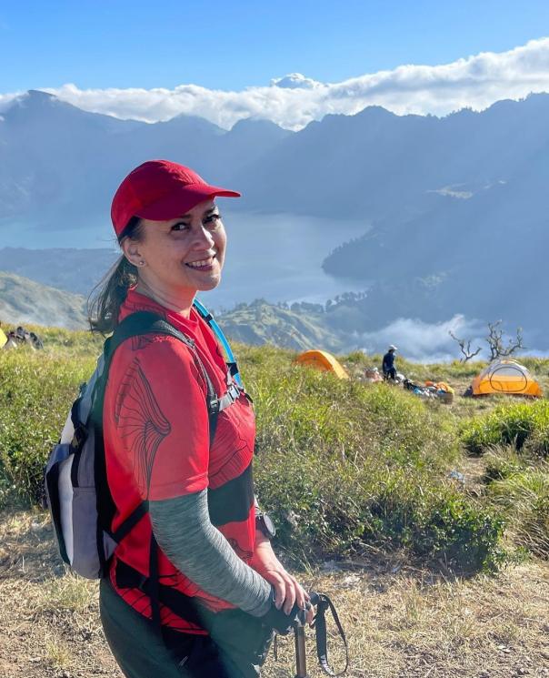 Potret Ira Winowo Mendaki Gunung Rinjani(Instagram/@irawbw) 