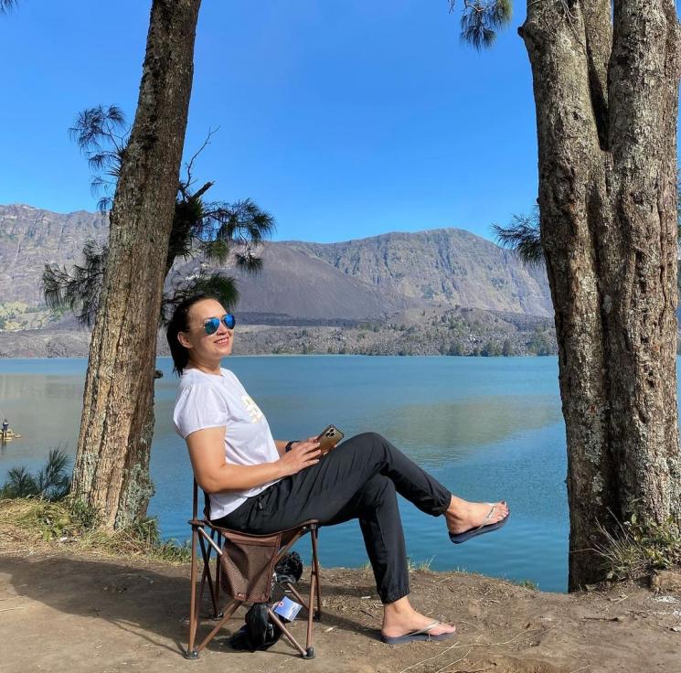 Potret Ira Winowo Mendaki Gunung Rinjani(Instagram/@irawbw) 