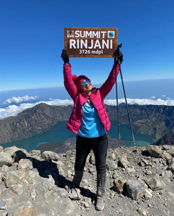 Potret Ira Winowo Mendaki Gunung Rinjani(Instagram/@irawbw) 