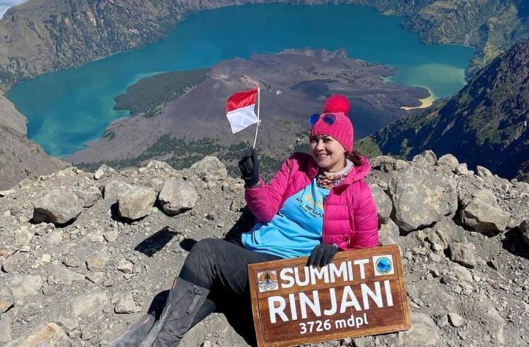 Potret Ira Winowo Mendaki Gunung Rinjani (Instagram/@irawbw) 