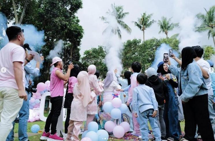 Potret Gen Halilintar.di gender reveal anak kedua Aurel Hermansyah. (Instagram/@genhalilintar)