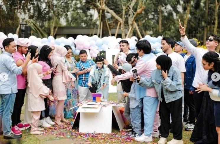 Potret Gen Halilintar.di gender reveal anak kedua Aurel Hermansyah. (YouTube/AH)