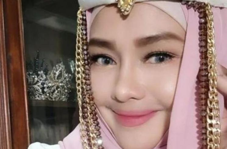 Pedangdut yang Memutuskan Berhijab. (Instagram/iyethbustami24)