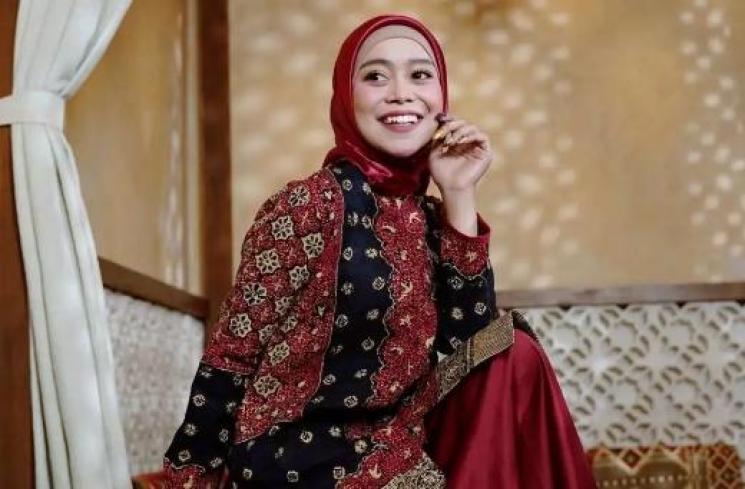 Pedangdut yang Memutuskan Berhijab. (Instagram/lestykejora)