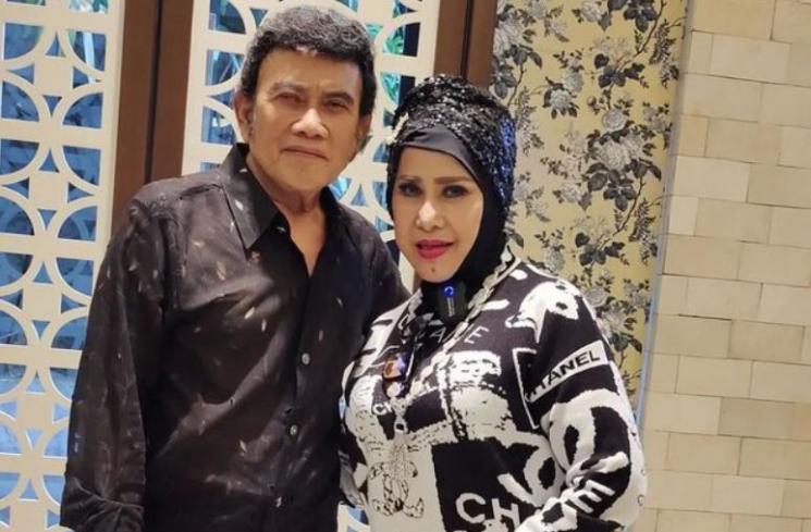 Pedangdut yang Memutuskan Berhijab. (Instagram/elvy_sukaesih)