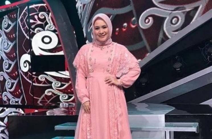 Pedangdut yang Memutuskan Berhijab. (Instagram/ikkenurjanah0518)
