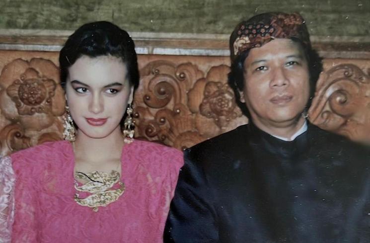 Foto lawas Sophia Latjuba dan ayah, Aziz Latjuba. (Instagram/@sophia_latjuba88)