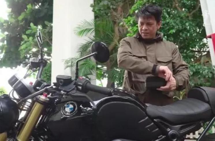 Potret Ariel NOAH Ngopi di Pinggir Jalan. (YouTube/Ariel Noah)