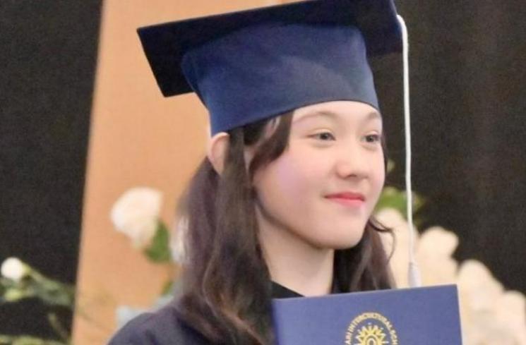 Potret Mikha anak Nafa Urbach wisuda lulus SD. (Instagram/mikhamikhayo)