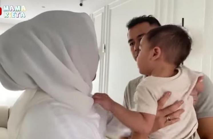 Potret Raffi Ahmad saat Manasik Haji. (YouTube/Mama Rieta)