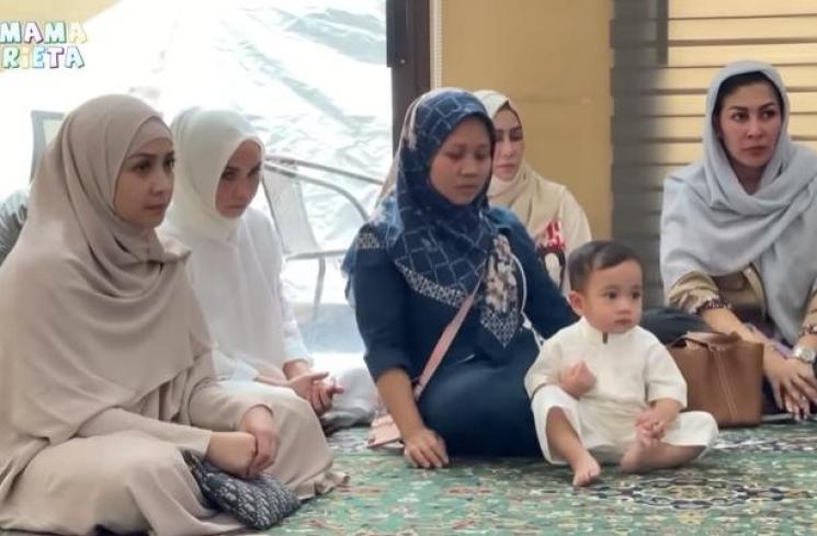 Potret Raffi Ahmad saat Manasik Haji. (YouTube/Mama Rieta)