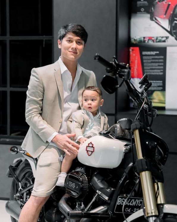 Artis pasang badan saat anak dibully (Instagram/@rizkybillar)