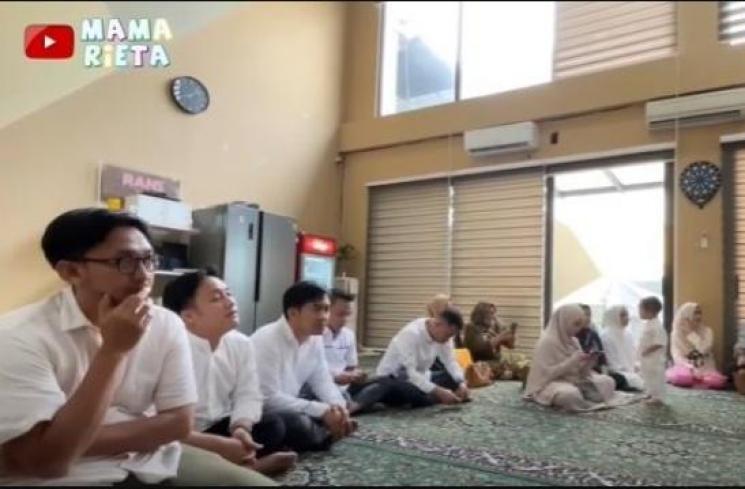 Potret Raffi Ahmad saat Manasik Haji. (YouTube/Mama Rieta)