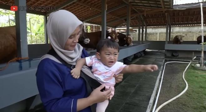 Potret Ria Ricis Siapkan Sapi Kurban (YouTube/Ricis Official)