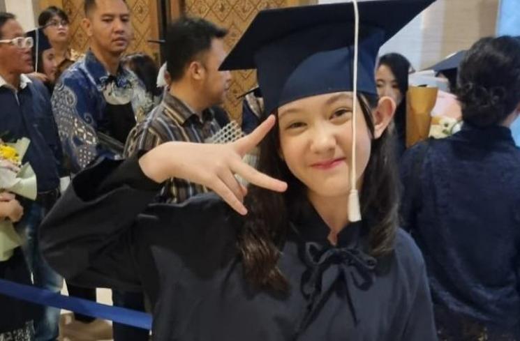 Potret Mikha anak Nafa Urbach wisuda lulus SD. (Instagram/nafaurbach)