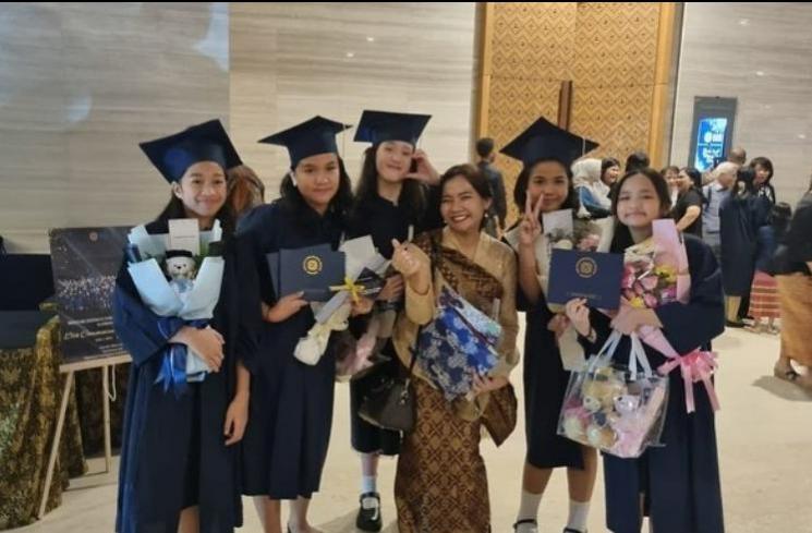 Potret Mikha anak Nafa Urbach wisuda lulus SD. (Instagram/mikhamikhayo)