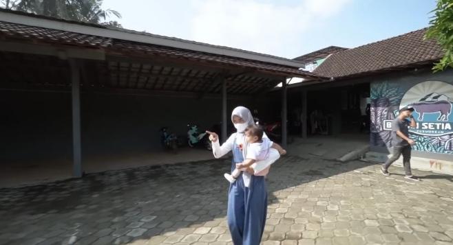 Potret Ria Ricis Siapkan Sapi Kurban (YouTube/Ricis Official)