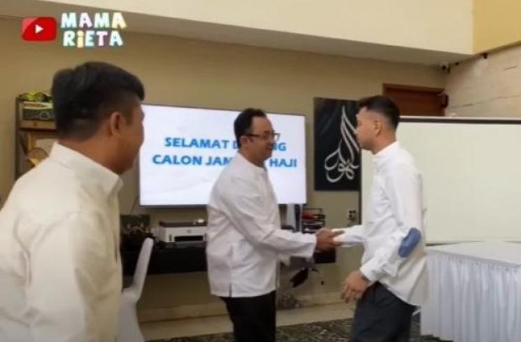 Potret Raffi Ahmad saat Manasik Haji. (YouTube/Mama Rieta)