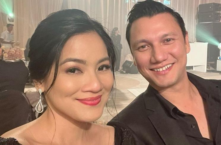 Potret Titi Kamal dan Christian Sugiono di Nikahan Adinia Wirasti (Instagram/@titi_kamall)