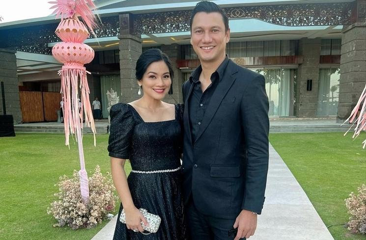Potret Titi Kamal dan Christian Sugiono di Nikahan Adinia Wirasti (Instagram/@titi_kamall)