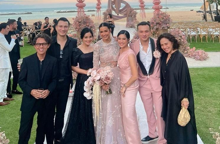 Potret Titi Kamal dan Christian Sugiono di Nikahan Adinia Wirasti (Instagram/@titi_kamall)