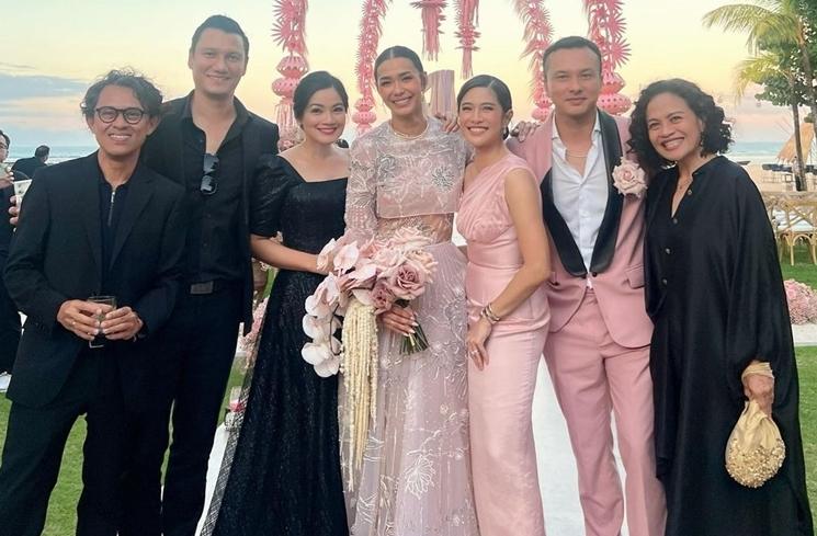 Potret Titi Kamal dan Christian Sugiono di Nikahan Adinia Wirasti (Instagram/@titi_kamall)