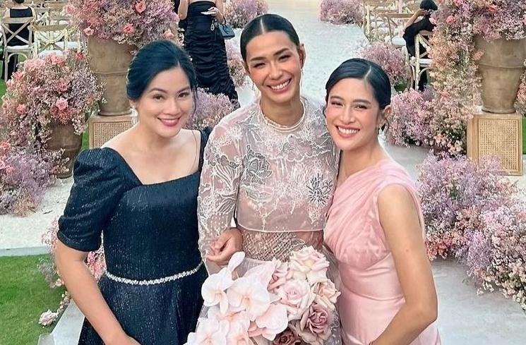 Potret Titi Kamal dan Christian Sugiono di Nikahan Adinia Wirasti (Instagram/@titi_kamall)