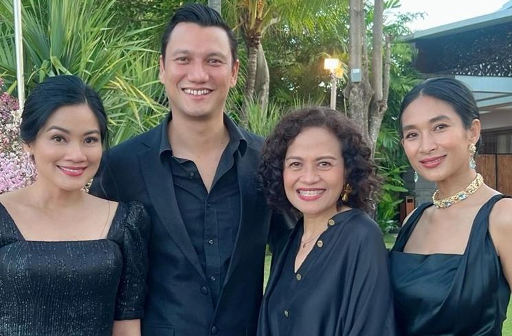 Potret Titi Kamal dan Christian Sugiono di Nikahan Adinia Wirasti (Instagram/@titi_kamall)