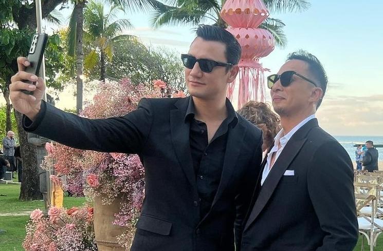 Potret Titi Kamal dan Christian Sugiono di Nikahan Adinia Wirasti (Instagram/@titi_kamall)