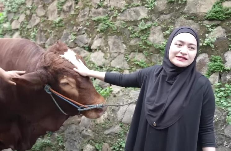 Potret Nathalie Holscher Berburu Sapi Kurban. (YouTube/NATHALIE HOLSCHER) 