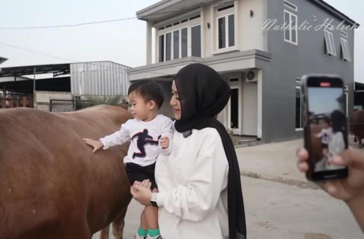 Potret Nathalie Holscher Berburu Sapi Kurban. (YouTube/NATHALIE HOLSCHER) 