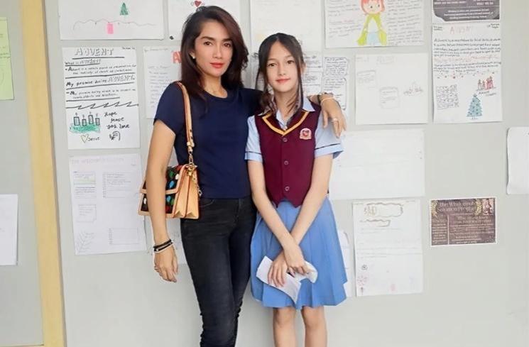 Outfit Artis Dikritik saat Hadiri Acara Sekolah Anak (instagram/@ussypratama)