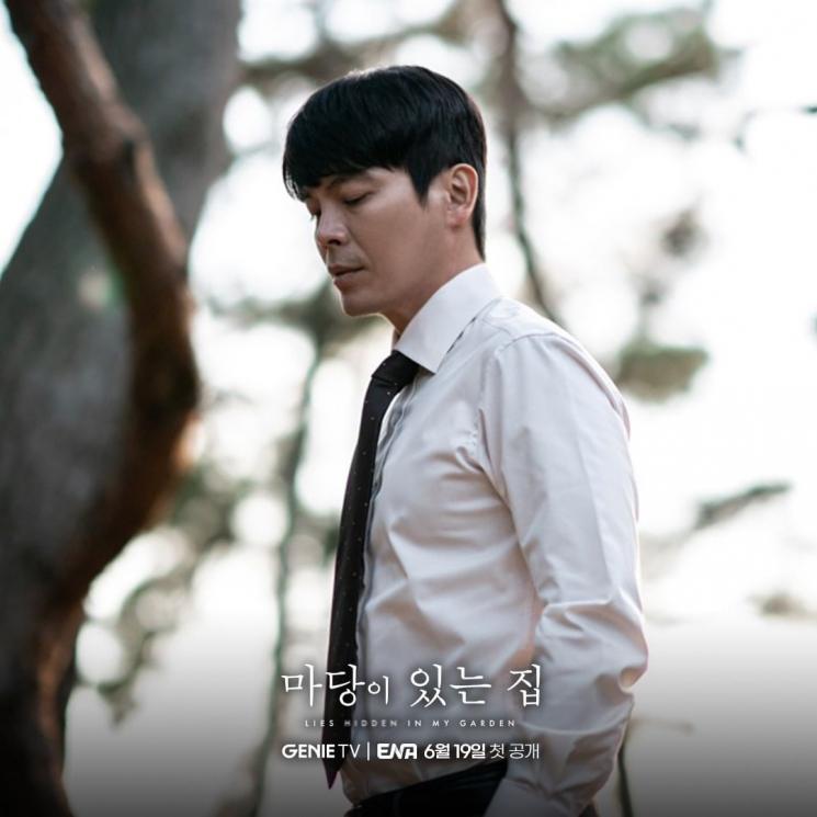 Potret Kim Sung Oh di Lies Hidden in My Garden (Instagram/@studiogenie_official)