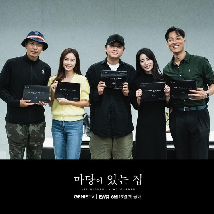 Potret Kim Sung Oh di Lies Hidden in My Garden (Instagram/@studiogenie_official)