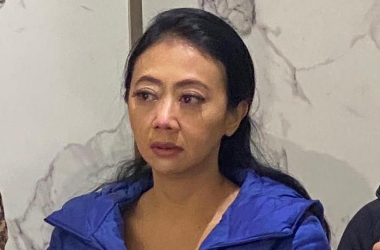 Asri Welas dalam jumpa pers di RS Meilia Cibubur, Jumat (16/6/2023). (MataMata.com/Tiara Rosana)