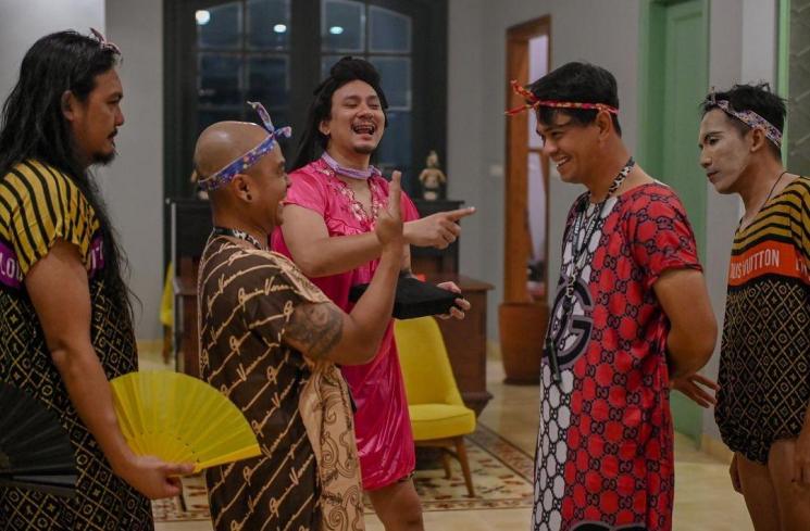 Potret The Prediksi Pakai Daster. (Instagram/@theprediksi)