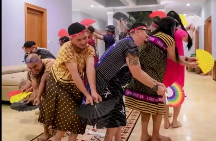 Potret The Prediksi Pakai Daster. (Instagram/@theprediksi)