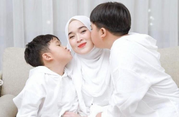 Potret geng Glowing saat asuh anak. (Instagram/@ririe_fairus)