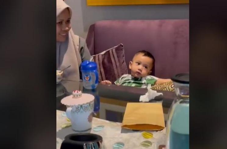 Momen Rayyanza Ngobrol Pakai Bahasa Sunda dengan Nicky Astria. (TikTok/rieta_amilia)