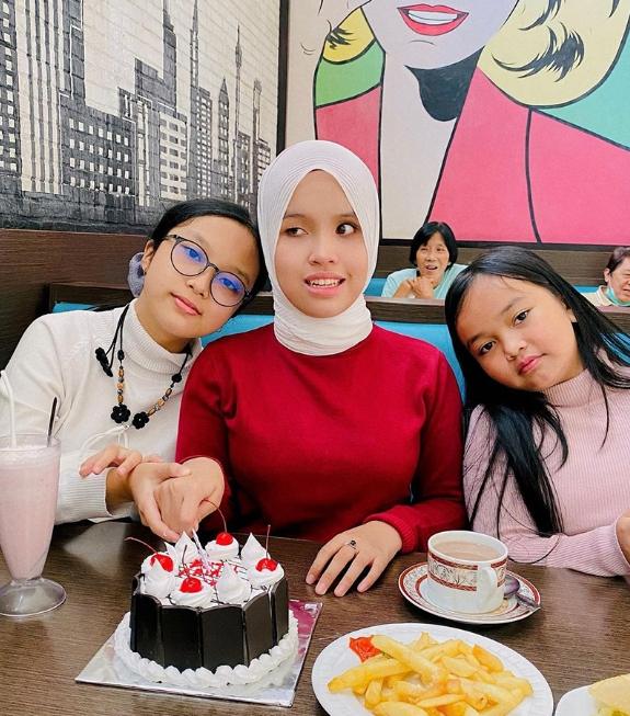 Potret Keluarga Putri Ariani (Instagram/arianinismaputri)