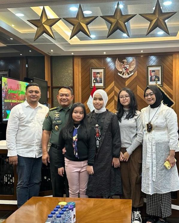 Potret Keluarga Putri Ariani (Instagram/arianinismaputri)