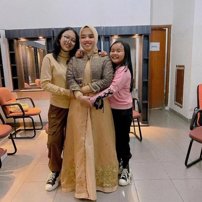Potret Keluarga Putri Ariani (Instagram/arianinismaputri)