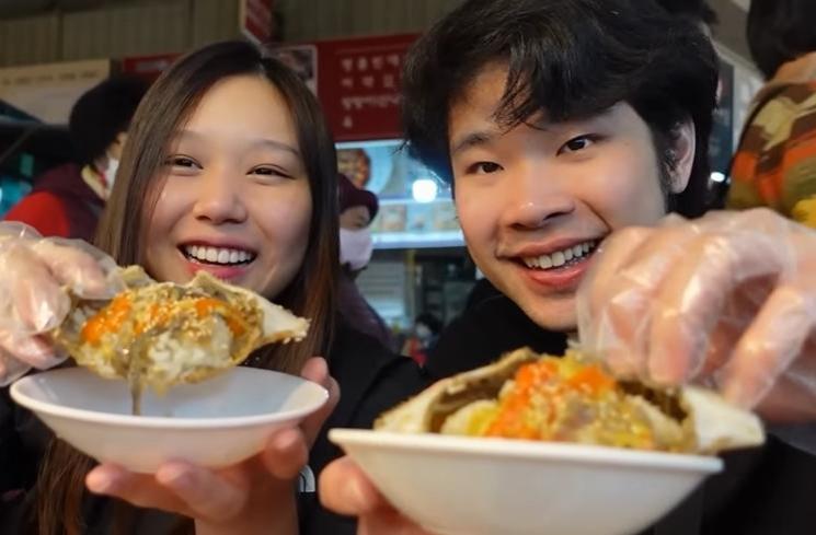 Potret Sisca Kohl dan Jess No Limit Jajan di Pasar Gwangjang Korea (YouTube/Sisca Kohl)
