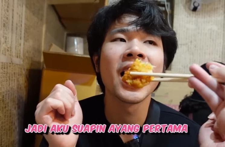 Potret Sisca Kohl dan Jess No Limit Jajan di Pasar Gwangjang Korea (YouTube/Sisca Kohl)